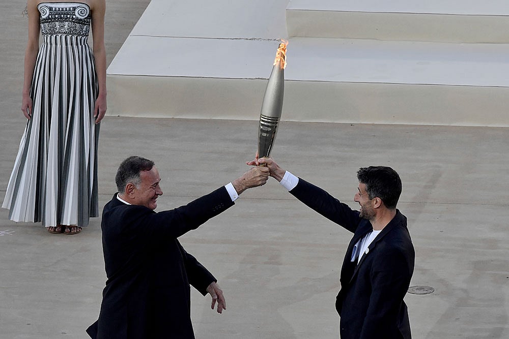Photo: AP/Vasilis Psomas : Paris 2024 Olympic Flame