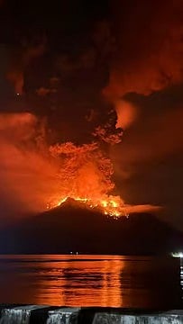 Indonesia: Ruang Volcano eruptions spark hill collapse fear |