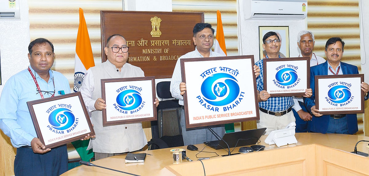 PIB : The Secretary, Ministry of Information and Broadcasting, Shri Apurva Chandra launches the Prasar Bharti Logo, in New Delhi on July 11, 2022