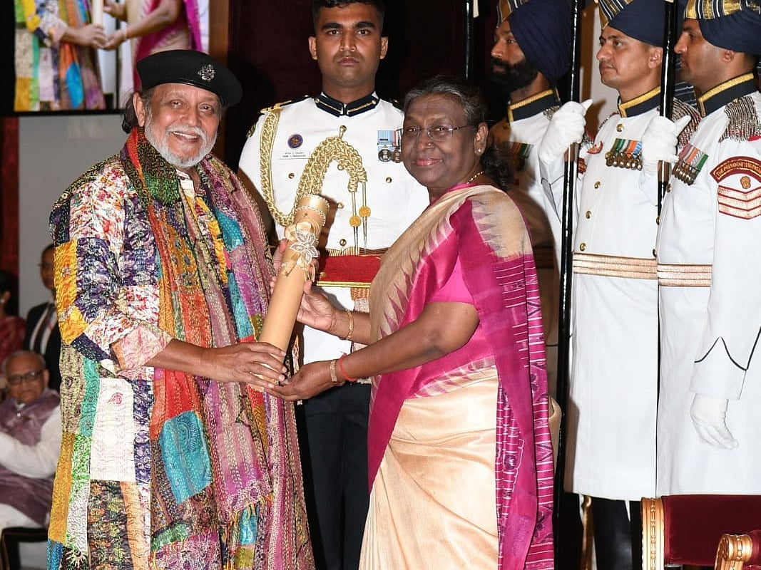 X/@rashtrapatibhvn : President Droupadi Murmu presenting the Padma Award to Mithun Chakraborty at the Rashtrapati Bhavan.