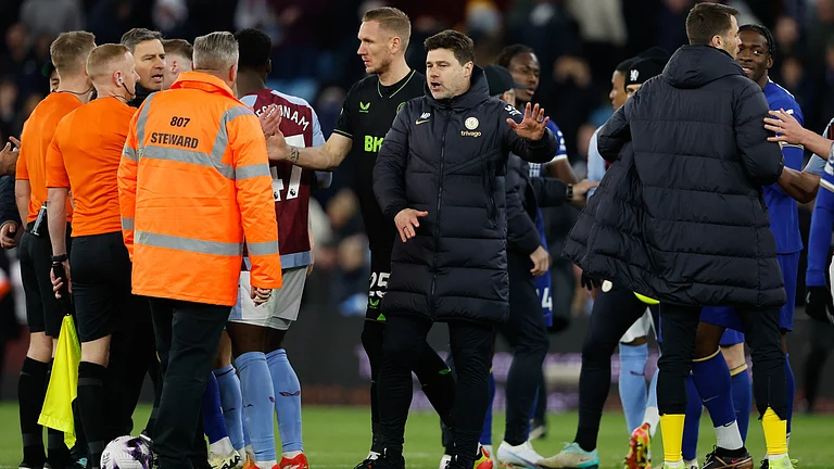 Mauricio Pochettino was deep in conversation with the officials at full-time - null