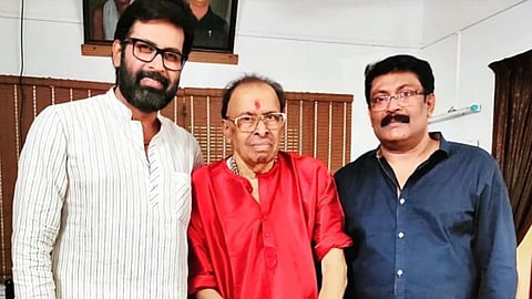 KG Jayan (centre) with his sons Manoj K Jayan and Biju K Jayan