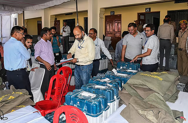 PTI : EVMs and VVPATs at a polling booth 