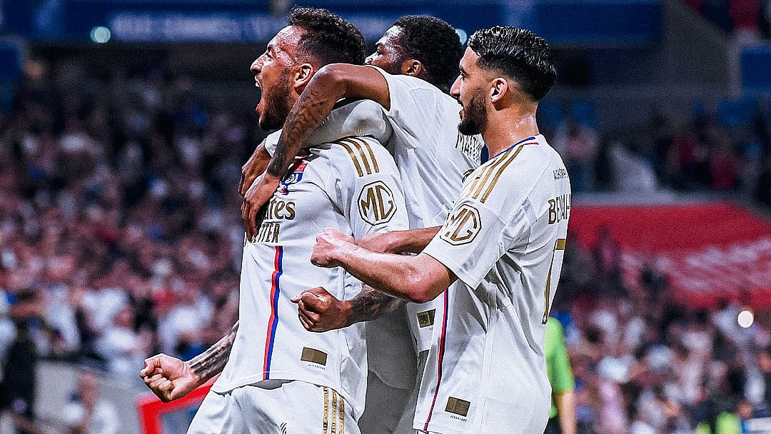 X/ @Ligue1_ENG : Lyon players celebrating as they beat second-place Brest 4-3 in a dramatic French league game.
