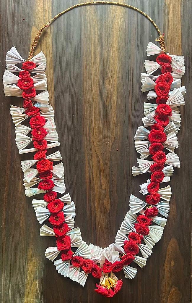 X/@siddaramaiah : Woman makes garland from free bus tickets for CM Siddaramaiah