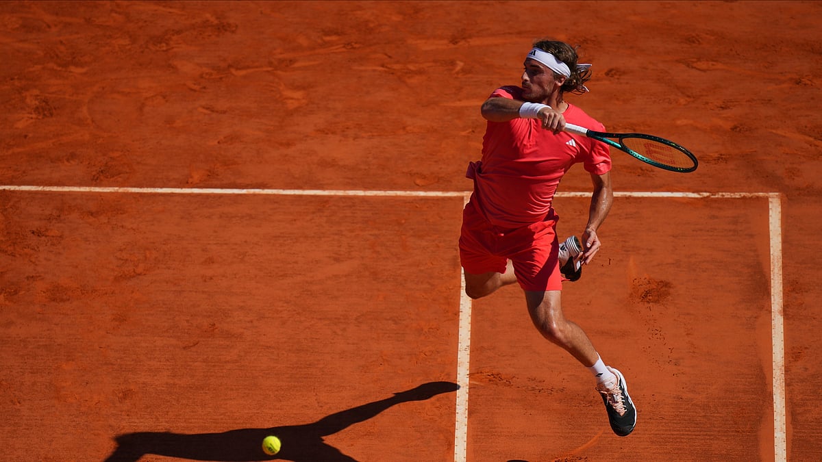AP Photo/Daniel Cole : Stefanos Tsitsipas of Greece returns the ball to Casper Ruud of Norway during their Monte Carlo Tennis Masters final match in Monaco.