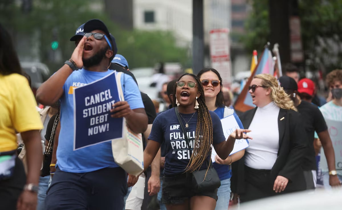 Reuters : Supporters of US President Joe Biden's s plans for student debt relief march