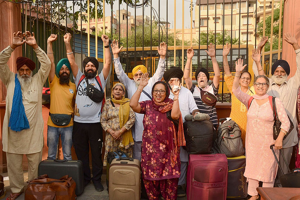 Sikh pilgrims leave for Pak