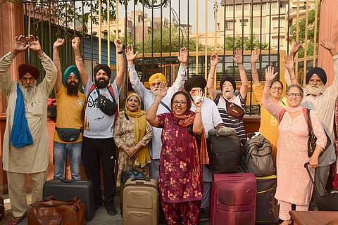 Sikh pilgrims leave for Pak