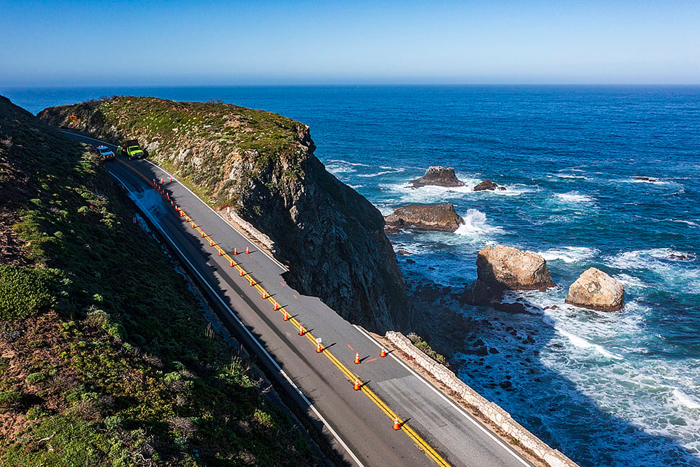 | Photo: AP/Nic Coury : California Highway Collapse