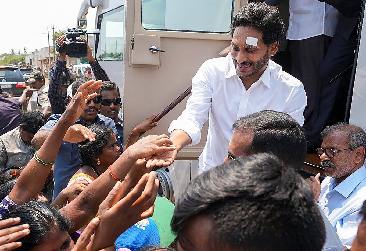 PTI : Elections In Andhra: CM Jagan Reddy's 'Memanta Siddham' Campaign Bus Traverses Visakhapatnam