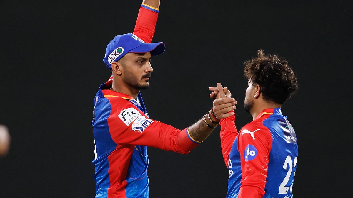 Kuldeep Yadav with Axar Patel - Photo: X/@IPL