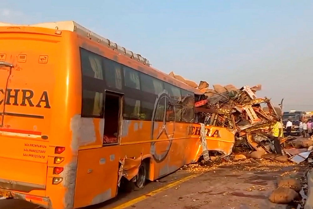 Accident on Agra-Lucknow Expressway