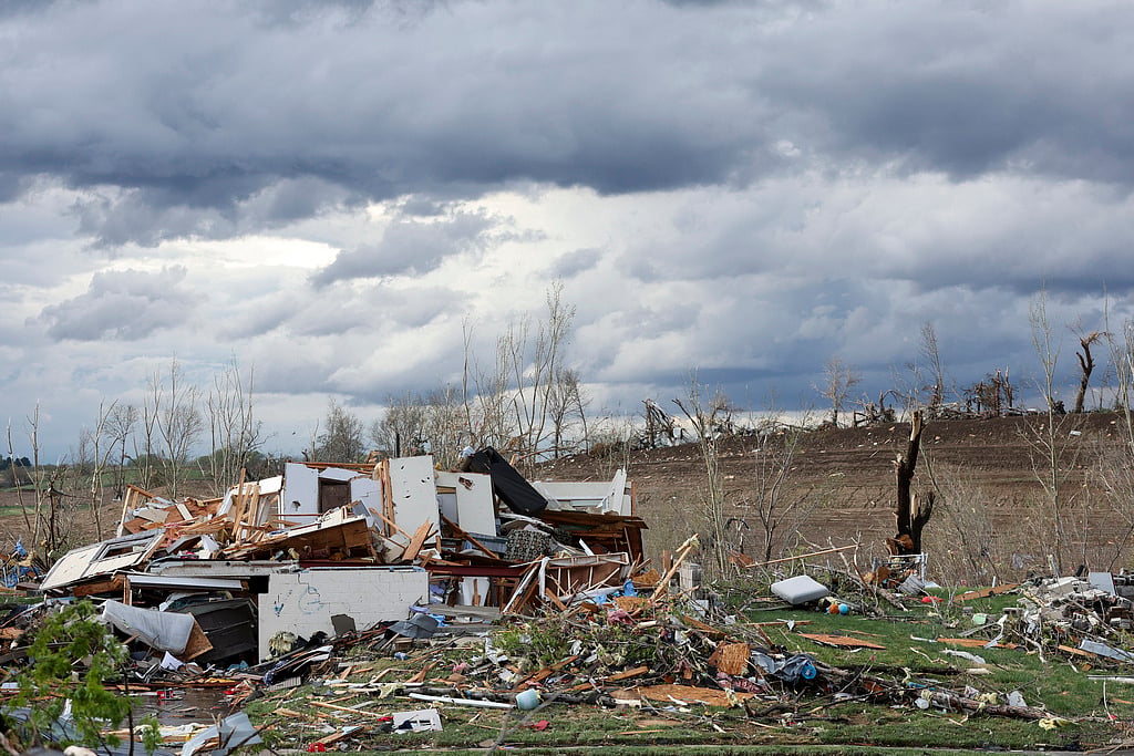 AP : Tornado rips northeastern Kansas