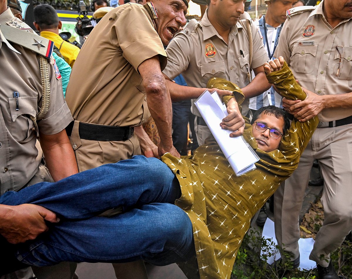 PTI : Delhi Police detain TMC leaders demonstrating outside Election Commission office