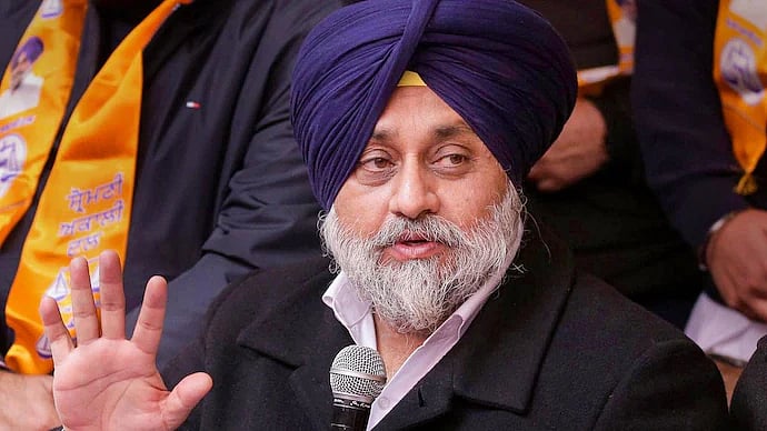 PTI : Badal also visited the Bar Association at the Tarn Taran court complex and met lawyers.