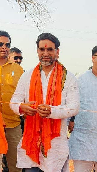 Popular Bhojpuri actor Dinesh Lal Yadav aka 'Nirahua' has been fielded by the BJP from UP's Azamgarh. Dinesh Lal 'Nirahua' is the sitting MP from Azamgarh |
