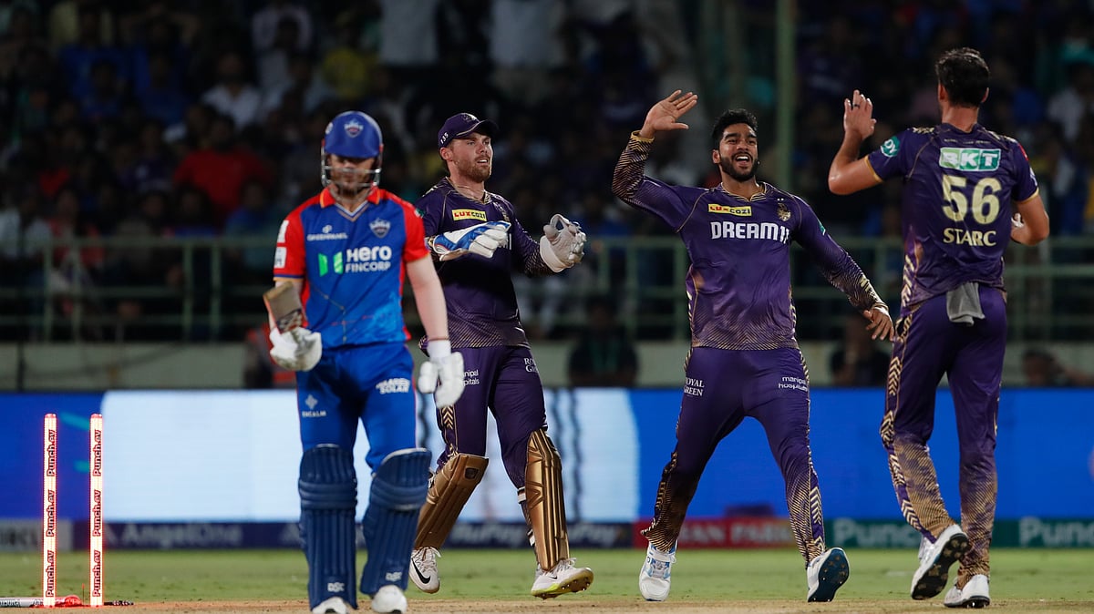 (AP Photo/ Surjeet Yadav) : Kolkata Knight Riders' Mitchell Starc celebrates with teammates after the dismissal of Delhi Capitals' David Warner during the Indian Premier League cricket match between Delhi Capitals and Kolkata Knight Riders in Visakhapatnam, India, Wednesday, April 3, 2024.
