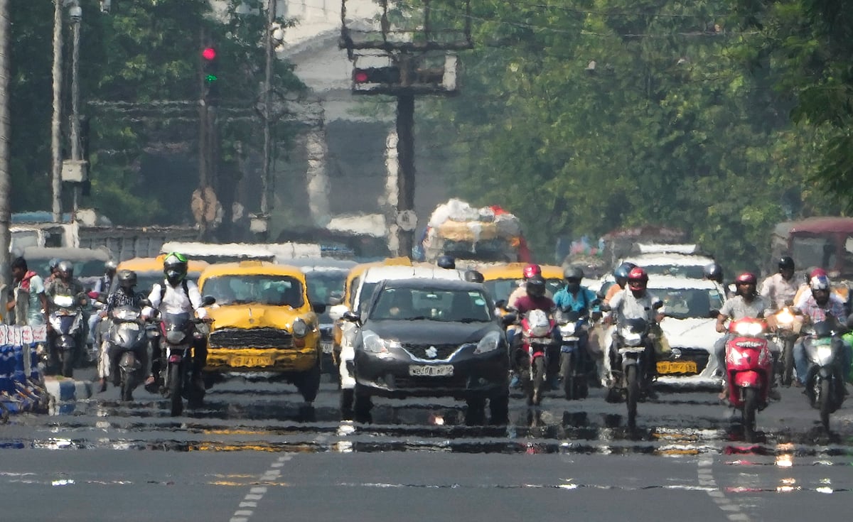 PTI : Kolkata: Mirage appears on the Red road on a hot Summer day, in Kolkata, Saturday, April 20, 2024. 