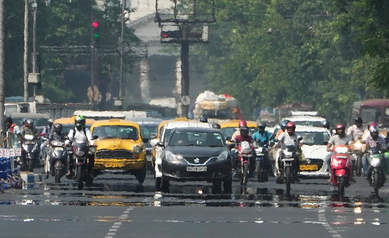 Kolkata: Mirage appears on the Red road on a hot Summer day, in Kolkata, Saturday, April 20, 2024. - PTI