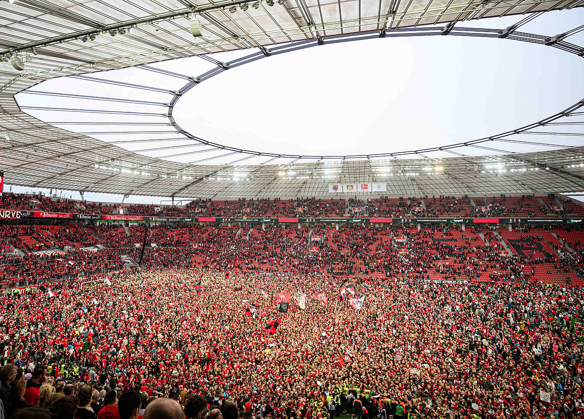 X/@bayer04_en : Fans storm the ground after Bayer Leverkusen's Bundesliga victory
