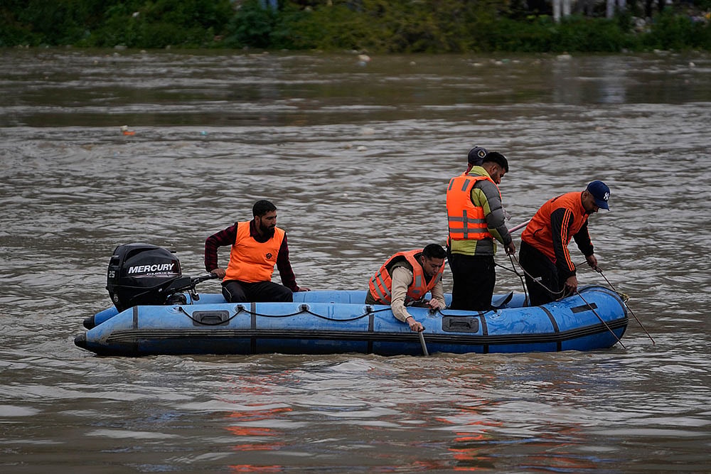 Srinagar Boat Capsizes