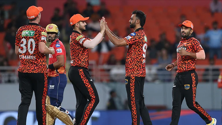 Sunrisers Hyderabad's Jaydev Unadkat, second from right, celebrates the dismissal of Punjab Kings' Sikandar Raza during the Indian Premier League cricket match between Sunrisers Hyderabad and Punjab Kings in Mohali. - AP Photo/Surjeet Yadav