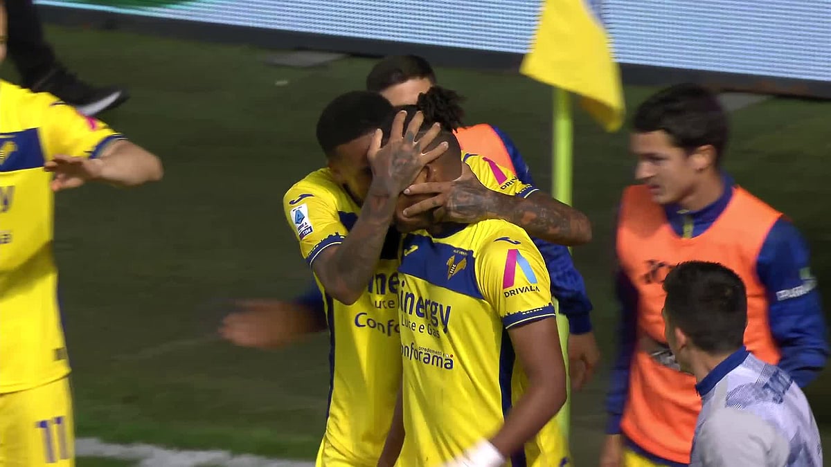 X/@SerieA_EN : Tijjani Noslin nets the equalizer for Hellas Verona FC.