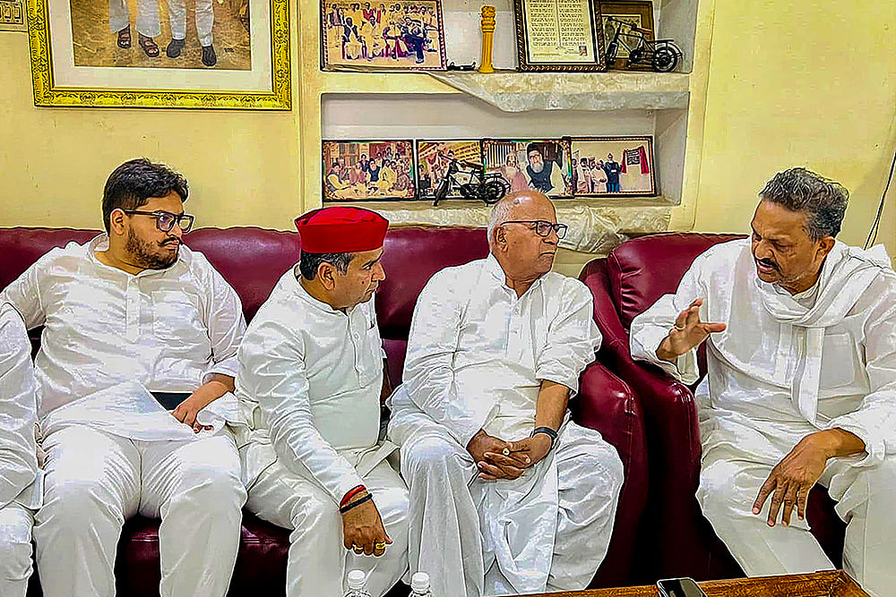 Dharmendra Yadav at Mukhtar Ansaris house