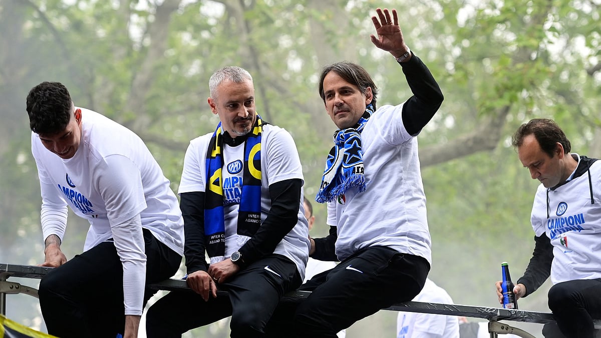 Inter coach Simone Inzaghi celebrates his team's title - null