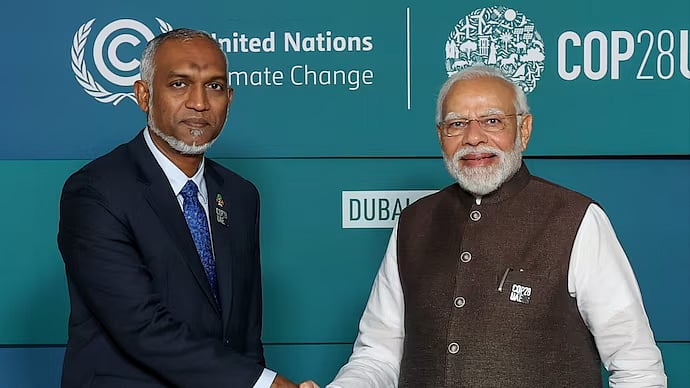 PTI : Maldives President Mohamed Muizzu (L) with PM Narendra Modi (R) |