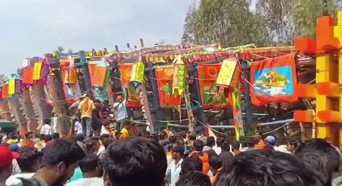 120-foot-tall chariot falls amid a crowd without causing injuries.