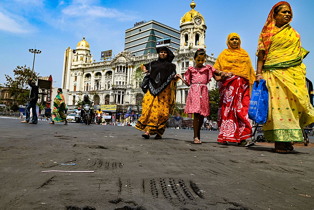 | Photo: PTI : Weather: Heat wave in Kolkata