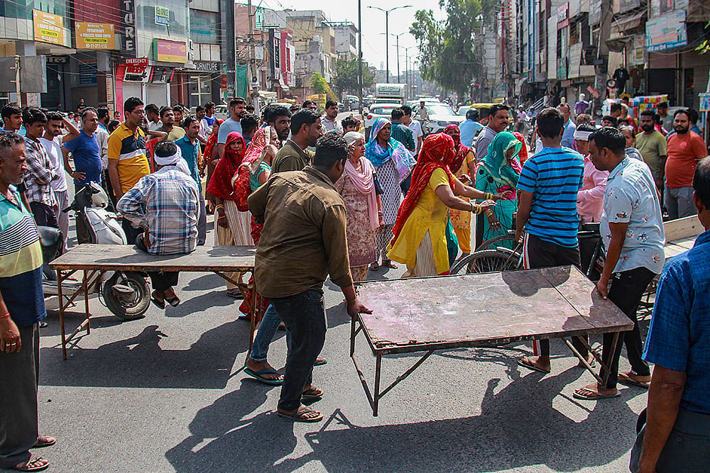 Madanpuri wall collapse victims relatives protest