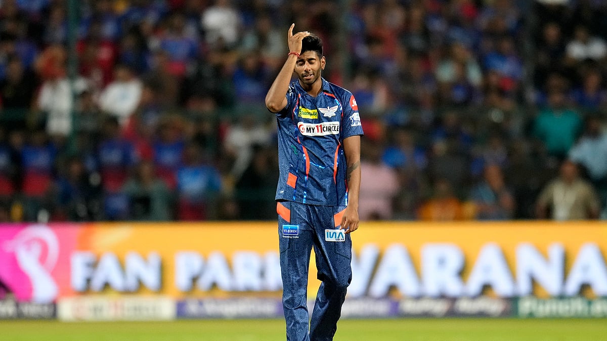 AP Photo/Aijaz Rahi : Lucknow Super Giants' Mayank Yadav
