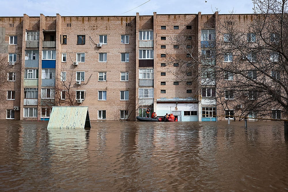 Photo: AP : Russia Floods