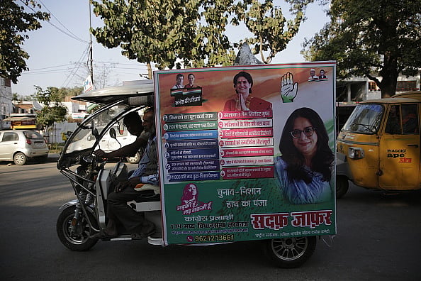 Getty Images : An election campaign billboard on a rickshaw in Lucknow, Uttar Pradesh, India, on Saturday, Feb. 19, 2022
