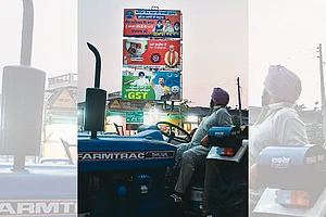 Photo: Tribhuvan Tiwari : Too Many Options: A farmer in
Jalandhar looks at the hoardings
of different political parties