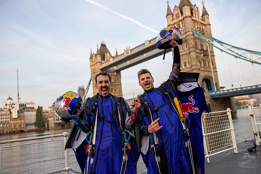 Skydivers Fly Through Londons Tower Bridge_photo_7