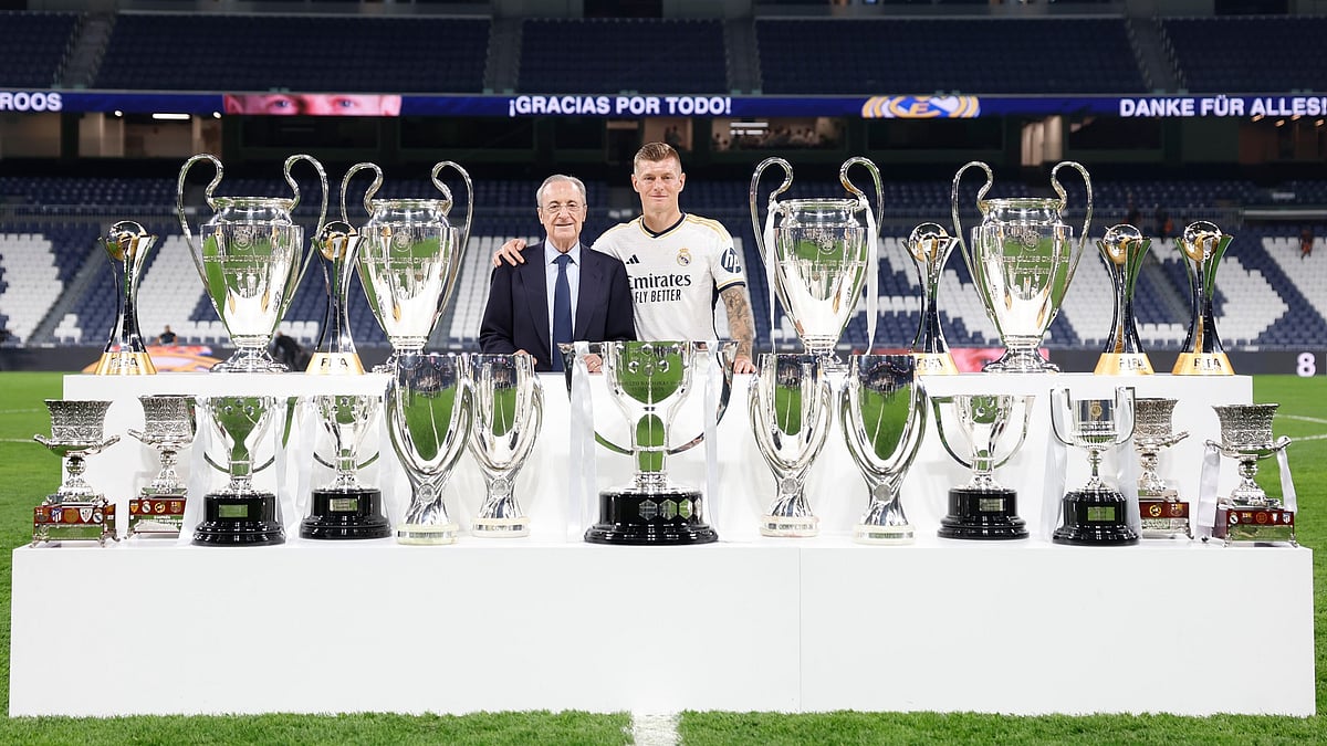 Toni Kroos with all 22 trophies he won with Real Madrid in the last 10 years. - Photo: X/ @realmadriden