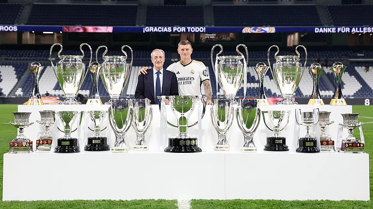 Toni Kroos with all 22 trophies he won with Real Madrid in the last 10 years. - Photo: X/ @realmadriden