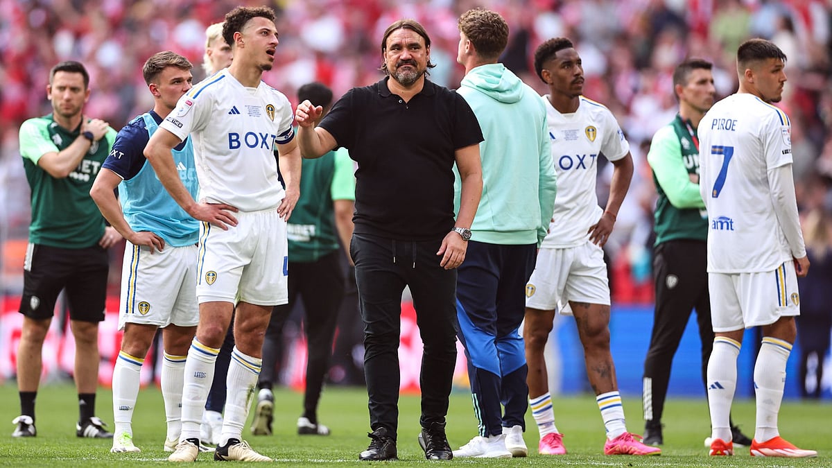 Farke rallies his players at full-time - null