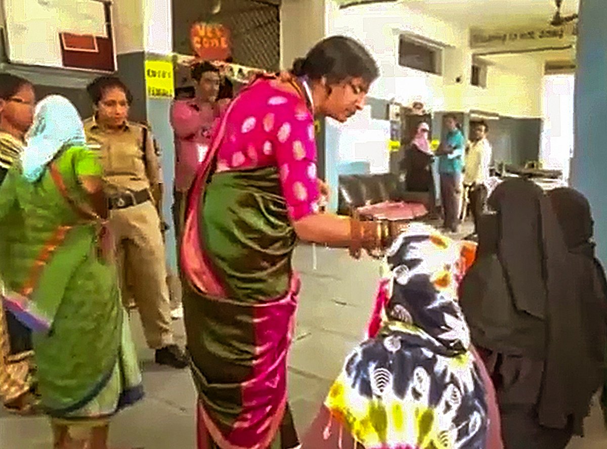 PTI : BJP's Madhavi Latha Asks Muslim Women To Remove Burqa For ID Check |