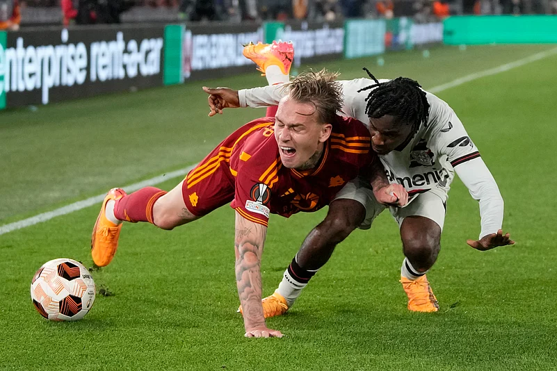 Romas Karsdorp, left challenged by Leverkusens Frimpong