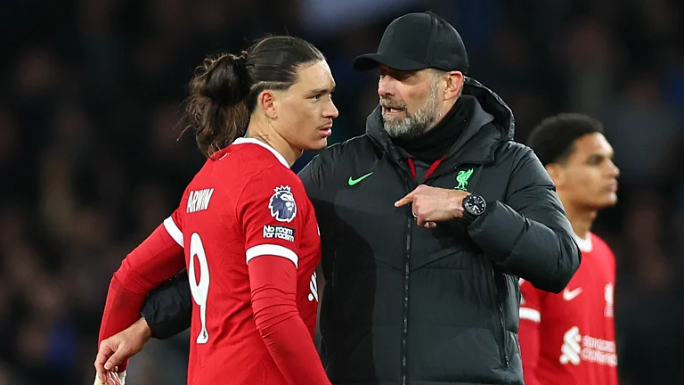 Jurgen Klopp (r) consoles Darwin Nunez. - null
