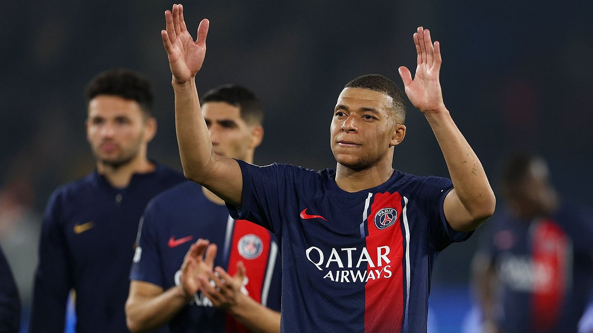 Mbappe acknowledges the PSG supporters. - null