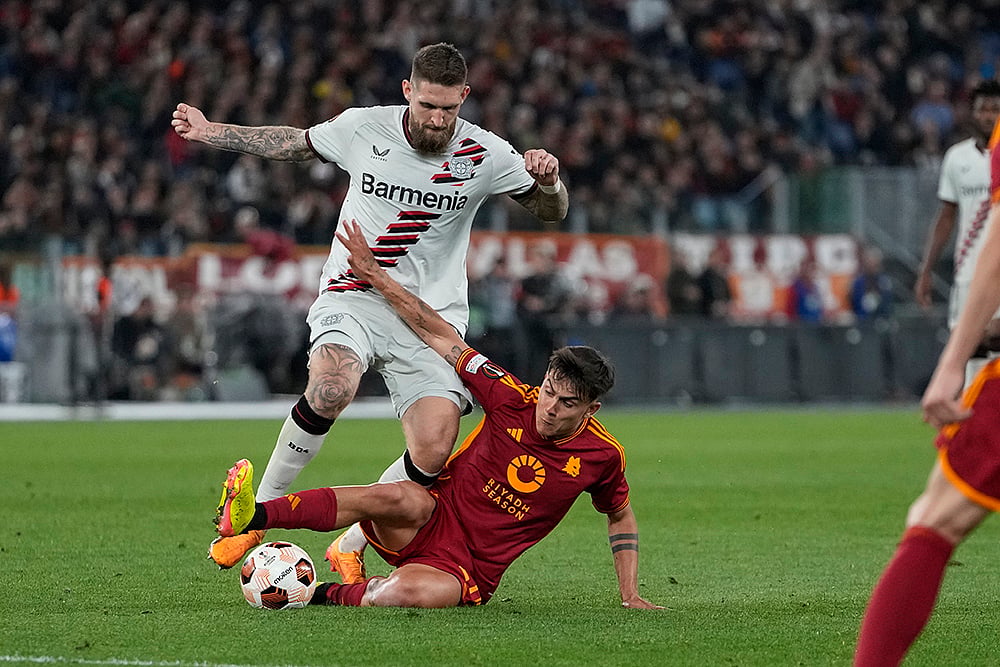 Paulo Dybala duels with Robert Andrich