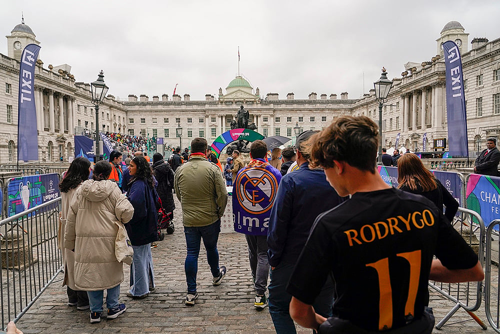 Football Fans at Wembley Stadium photo_2