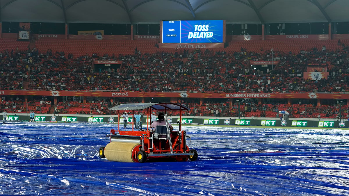 AP Photo /Mahesh Kumar A. : A water-soaking vehicle removes water from the rain covers as the Indian Premier League cricket match between Gujrat Titans and Sunrisers Hyderabad is delayed due to rain in Hyderabad.