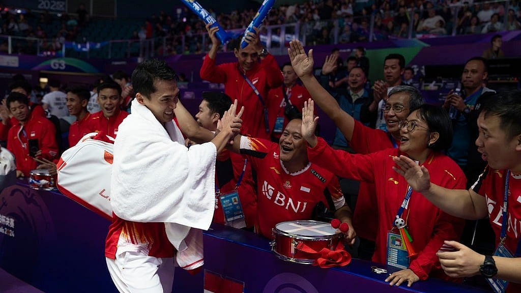  AP Photo/Ng Han Guan : Indonesia's Jonatan Christie celebrate with teammates after defeating Taiwan's Wang Tzu Wei to take Team Indonesia 3-0 over Team Taiwan in the semi-final of the Thomas Cup Finals held in Chengdu in southwestern China's Sichuan Province, Saturday, May 4, 2024.